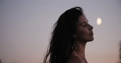 Portrait of beautiful model looking at moon during dusk 库存影片 211483208