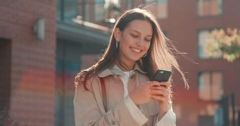 Portrait of Beautiful Woman Standing in front of Camera Typing Messages. Vídeo Stock 124271553