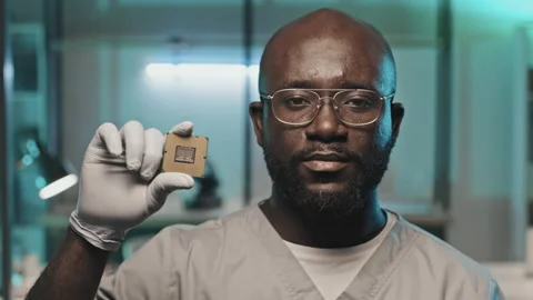 Portrait of Black Engineer Holding Microprocessor in Lab Vídeo Stock 170123905