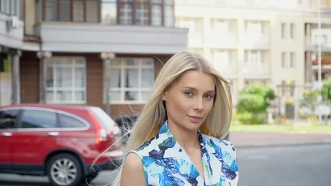 Portrait of a blonde on a background of parking Vídeo Stock 114795260