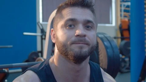 Portrait of bodybuilder telling something Video stock 112530686