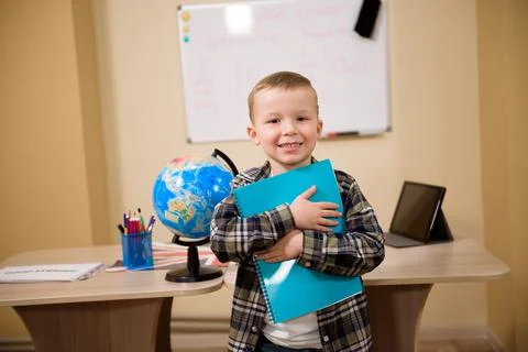 Portrait of a boy looking at camera in the classroom. Foto stock