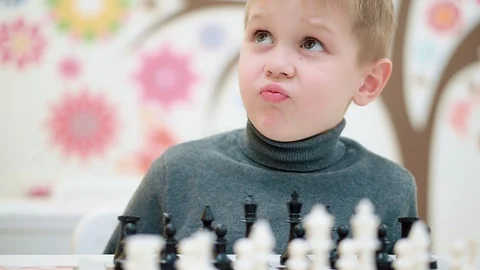 Portrait of a boy playing chess. Vídeo Stock 102593180
