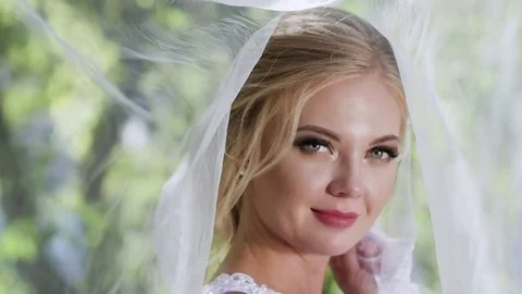 Portrait of a bride close-up on wedding day. walk in the park Vidéo 81469633