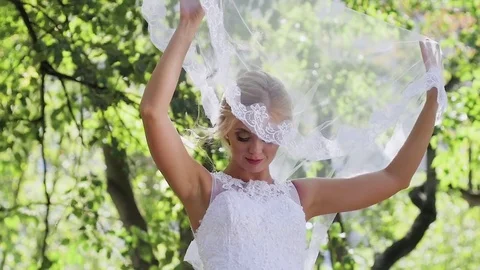 Portrait of a bride close-up on wedding day. walk in the park Vidéo 81470497
