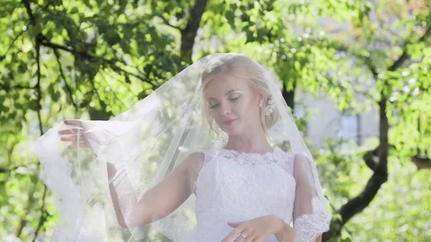 Portrait of a bride close-up on wedding day. walk in the park Vídeos de archivo 81470903