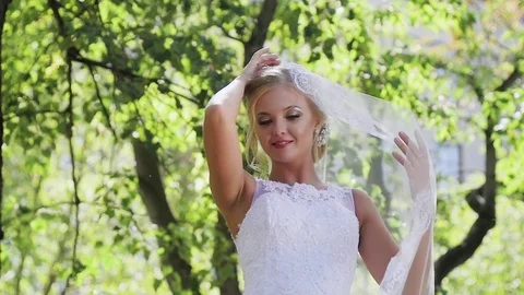 Portrait of a bride close-up on wedding day. walk in the park Stock-Footage 81471178