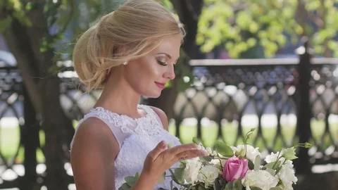 Portrait of a bride close-up on wedding day. walk in the park Stock-Footage 81501043