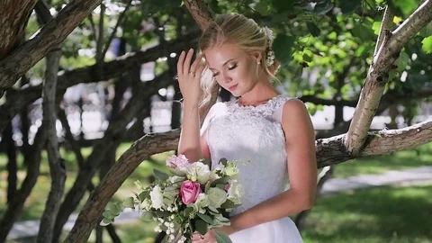 Portrait of a bride close-up on wedding day. walk in the park 動画素材 81545768