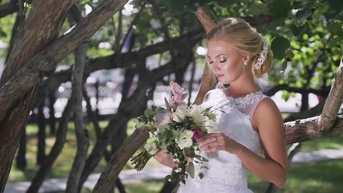 Portrait of a bride close-up on wedding day. walk in the park 库存影片 81546089