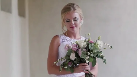 Portrait of a bride close-up on wedding day. walk in the park Vidéo 81550156