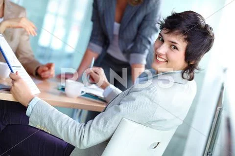 Portrait of a cheerful business girl distracted in the process of discussion Stock-Fotos