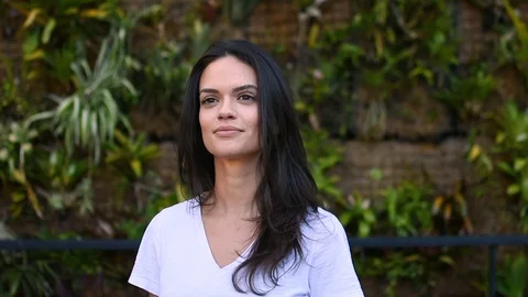 Portrait of cheerful smiling model in botanical garden Video stock 101568619