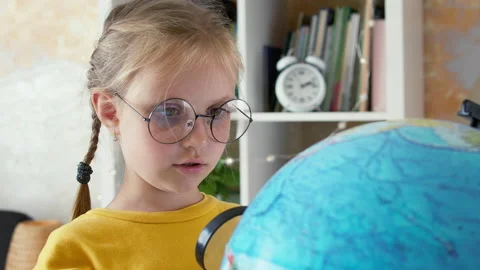 Portrait of a child with a globe Video stock 161003357