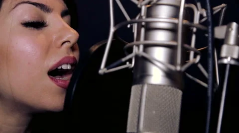 Portrait close up of the singer.Recording in the studio singers. Vidéo 45048064