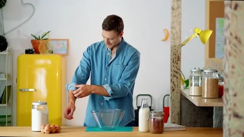 Portrait of confident Caucasian man rolling up sleeves before cooking tasty food Stock-Footage 114916341