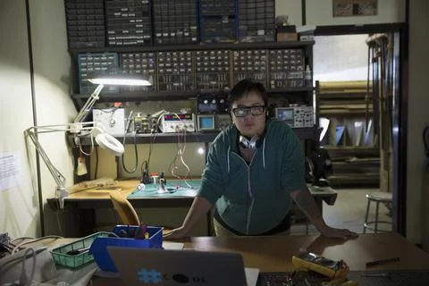 Portrait confident female computer programmer working in workshop 스톡 사진