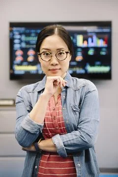 Portrait confident female computer programmer in office Stockfoto's