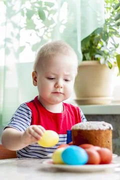 Portrait of a cute child with Easter eggs. Easter lunch. The feast of Holy Ea Foto stock
