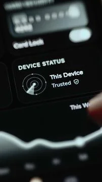 Portrait device status tile uses an animated radar indicator and shield 库存照片