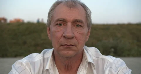 Portrait of an elderly gray-haired elderly man smiling at the camera Stock-Footage 135555405