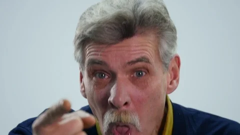 Portrait of elderly man laughing Vídeos de archivo 86166525