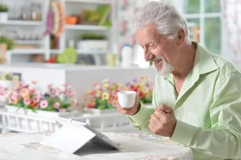 Portrait of elderly man using digital tablet 库存照片