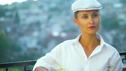 Portrait of the elegant lady with the map Vídeo Stock 135781457