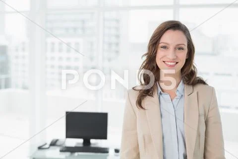 Portrait of an elegant smiling businesswoman in office Stock-Fotos