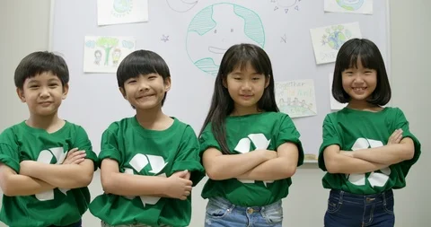 Portrait of elementary students with ecologic t-shirt in classroom. Видео 112577664