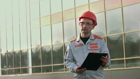 Portrait of an engineer or builder. Slow motion 2x. Видео 128110725