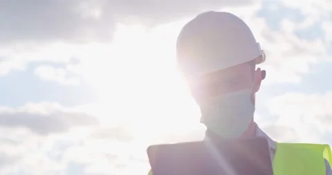 Portrait of engineer wearing a mask  Vidéo 140306013