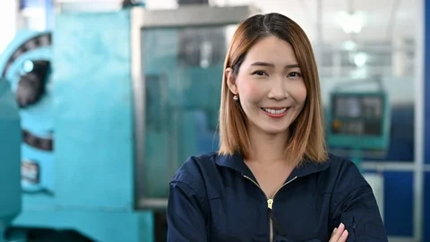 Portrait of engineering worker is smiling in heavy industry Vidéo 126146073