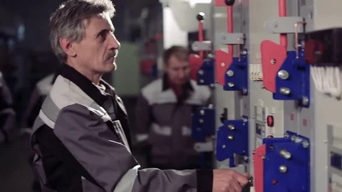 Portrait of experienced worker opening an electric meter. 库存影片 77109610