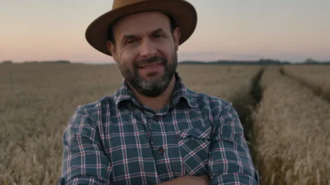 Portrait Farmer Bearded Man With Hat Standing in Wheat Field. Farm Worker 库存影片 221562312