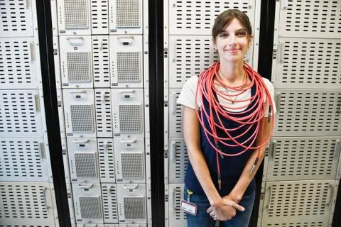 Portrait of female technician working in a large computer server room. Foto stock