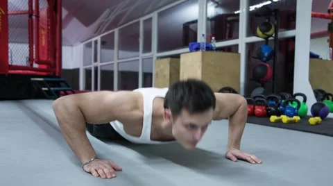 Portrait of a fitness man doing push ups in gym Vidéo 59175222