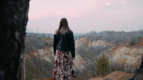 Portrait of a girl on the edge of a quarry Vidéo 128809853
