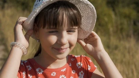 Portrait of Girl in Hat 库存影片 77620459