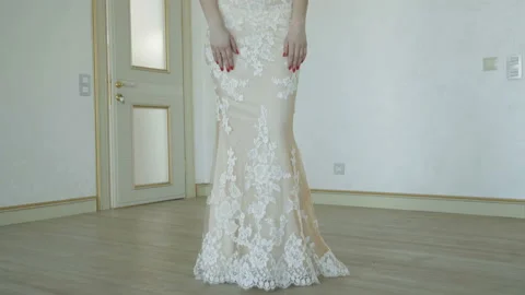 Portrait of gorgeous young bride poses and spins in wedding dress Vidéo 86830806