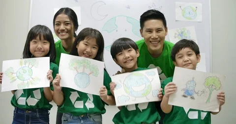 Portrait group elementary students and their saving world project. Video stock 112577143