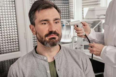 Portrait of handsome man while tympanometry and test of middle-ear function w Foto stock