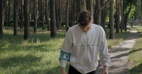Portrait of a handsome young guy jogging in the park.  库存影片 135346228
