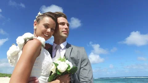 Portrait of happy just-married couple at the beach Vidéo 59186444