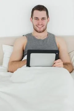 Portrait of a happy man using a tablet computer Stockfoto's