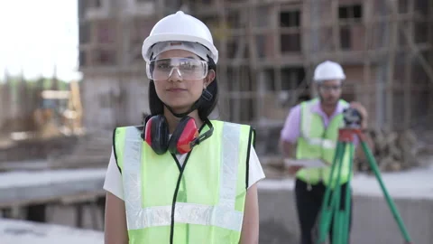 Portrait of Indian female engineer doing survey with theodolite. Stock-Footage 161810099