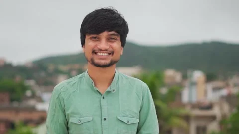 Portrait of an Indian man smiling while staring at the camera. Stockbeeldmateriaal 160909027