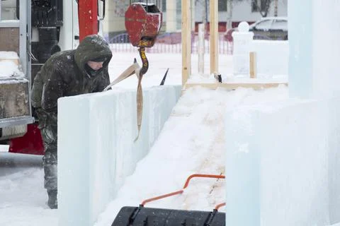Portrait of installer at unloading ice blocks Foto stock