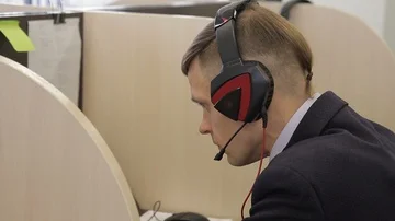 The portrait of IT support worker sitting at the table and talking to the client Stock Footage 85492535