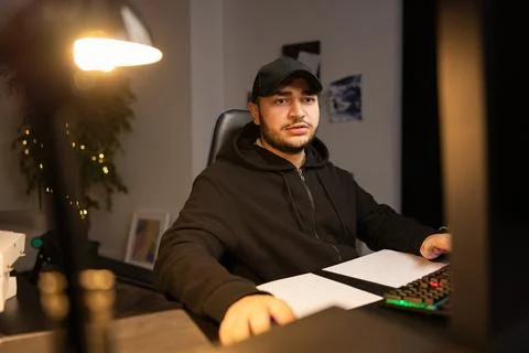 Portrait of a man addicted to computers, working remotely in IT industry Stock-Fotos